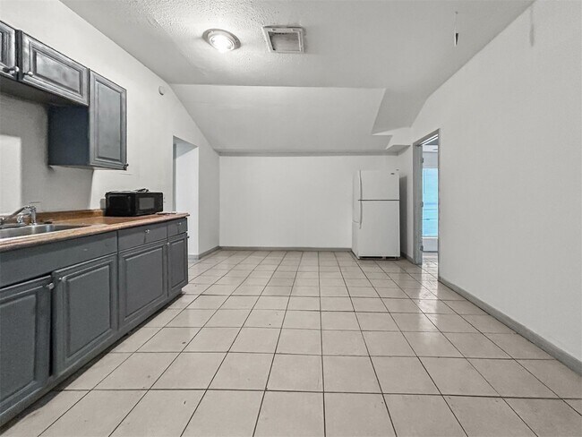 Building Photo - Spacious Tampa Home for Rent | Great Location & Large Yard! 3bed |2bath