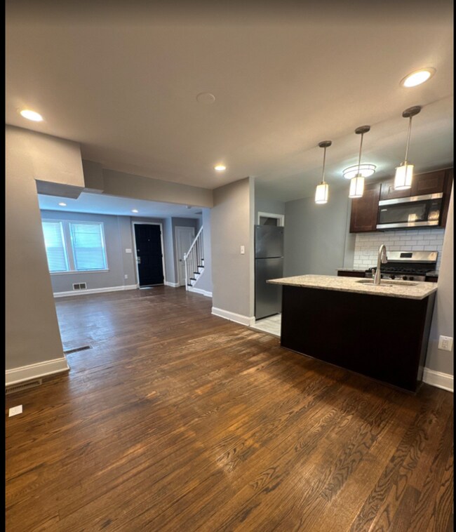 Building Photo - 3 BEDROOM HOME RENOVATED!