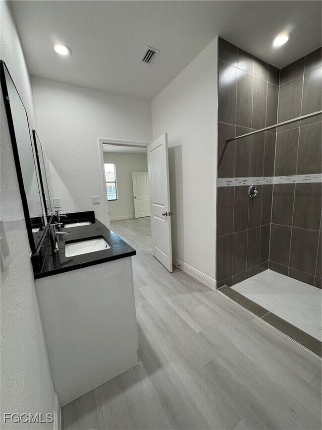 Building Photo - 6018 Acorn Cir