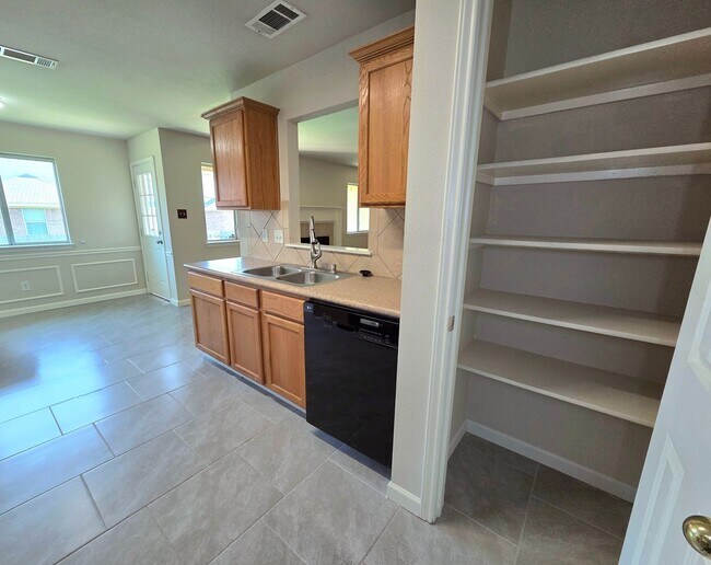 Building Photo - BEAUTIFUL AND SPACIOUS HOME