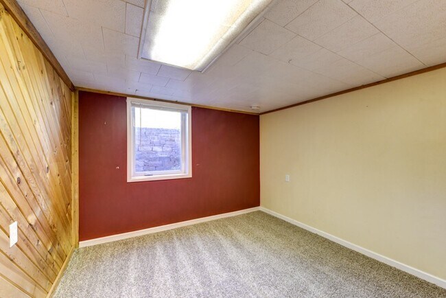 Building Photo - Beautiful and LARGE 4 bed 3 bath Home in D...