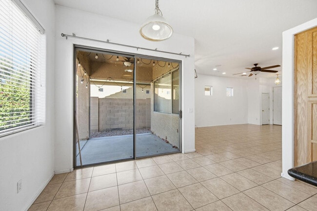 Building Photo - 906 E Sheffield Ave