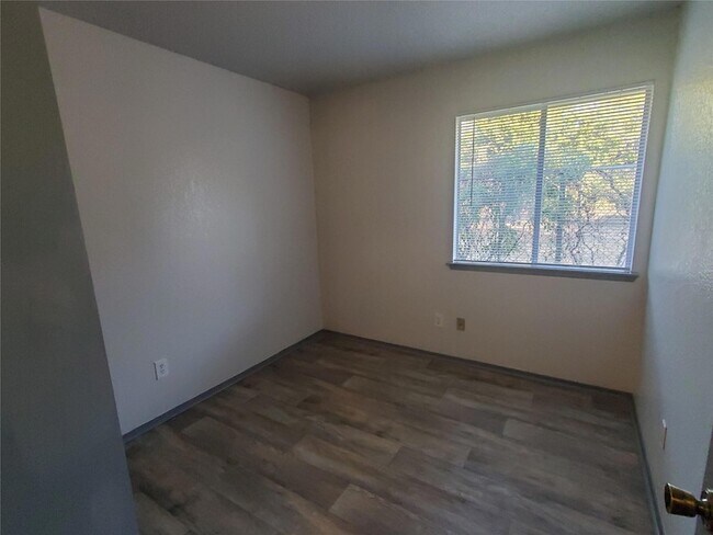 Building Photo - 16817 Village Oak Loop