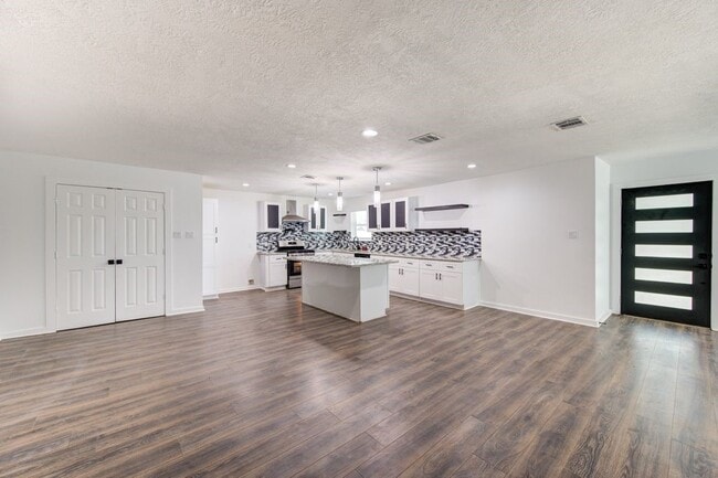 Building Photo - 5906 Hilary St