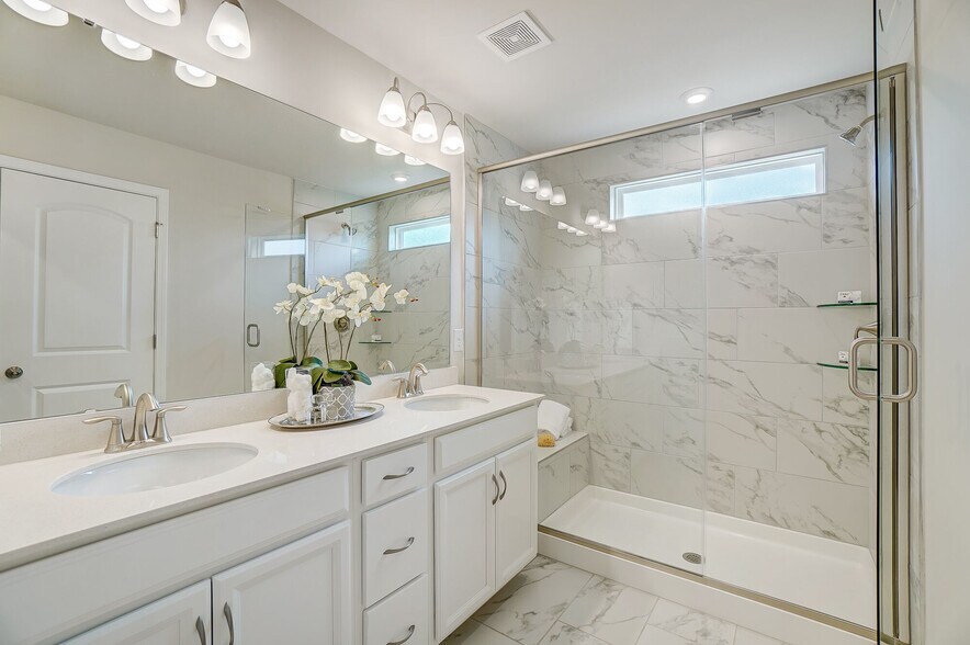 Master bathroom - 16728 Summers Walk Blvd