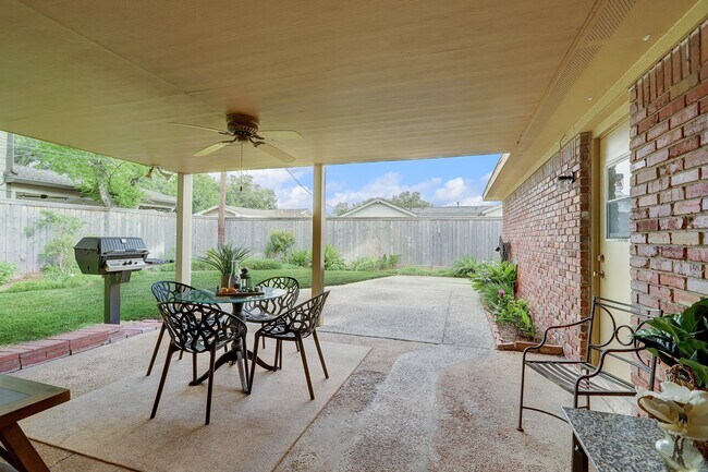 Building Photo - 2330 Willowby Dr
