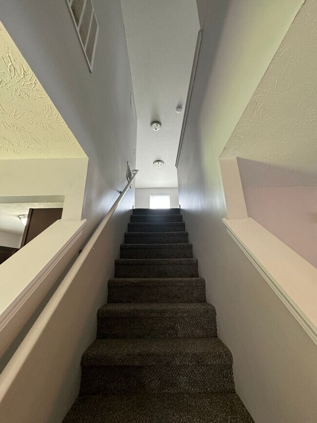Building Photo - Columbus IN  - 3 BR home with loft