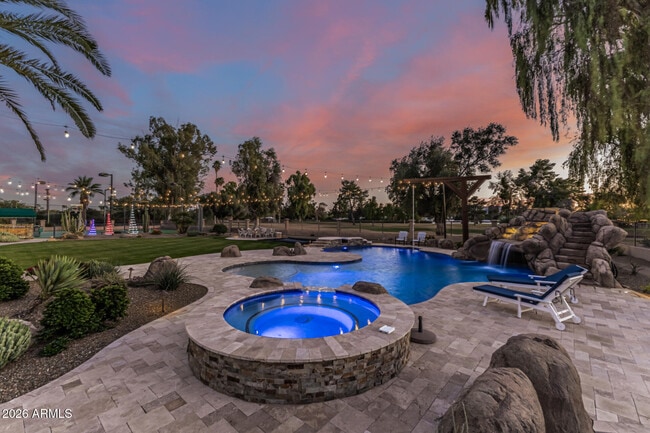 Building Photo - 5821 E Cactus Rd