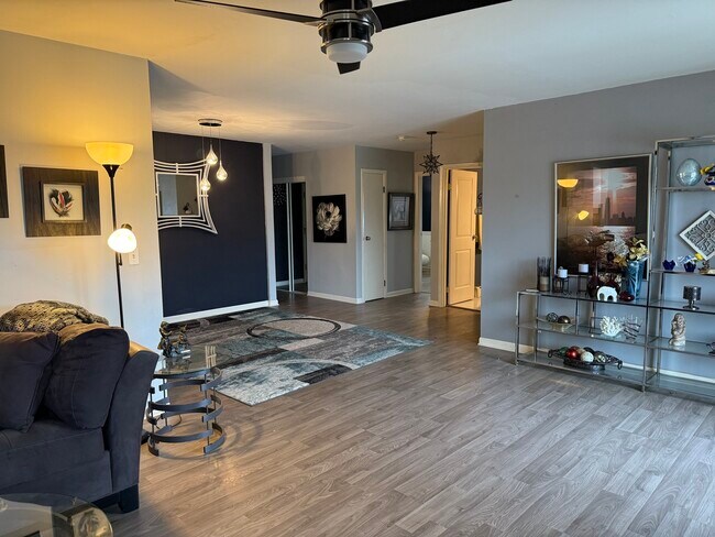 Building Photo - 5725 Holmes Ave