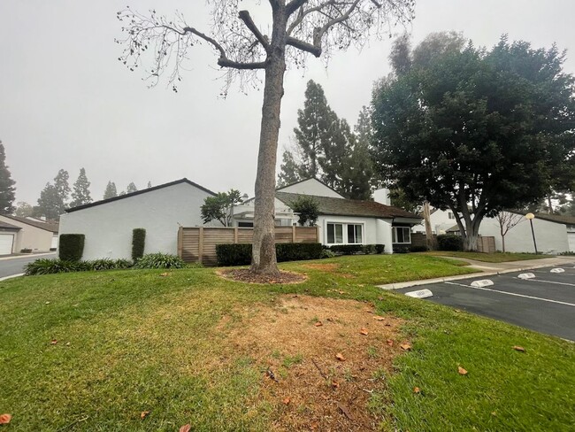 Building Photo - Clean and Updated 3 bed 2 bath House with ...