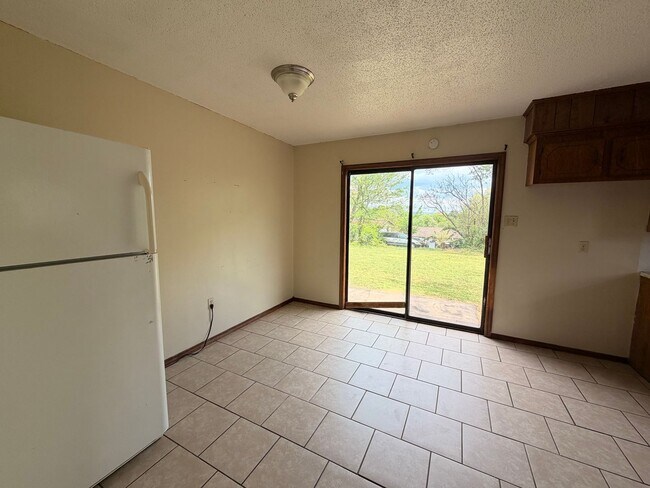 Building Photo - 1401 S Houston Ave