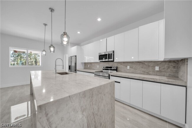 Building Photo - 1142 Dutchess St E