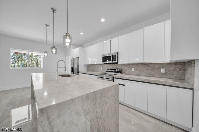 Building Photo - 828 Genoa Ave S