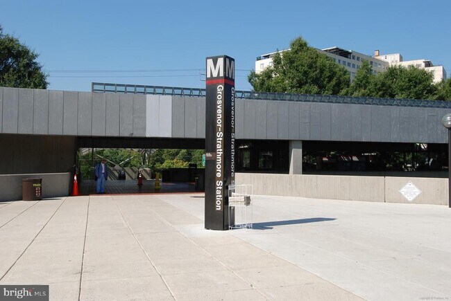 Building Photo - 10631 Montrose Ave