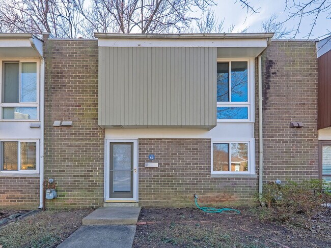 Building Photo - Stylish & Spacious Townhome in Prime Location!