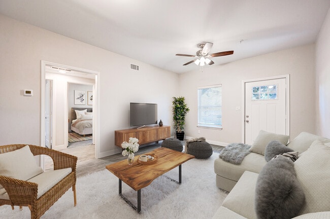 Large Family Room! - 72 Burress St