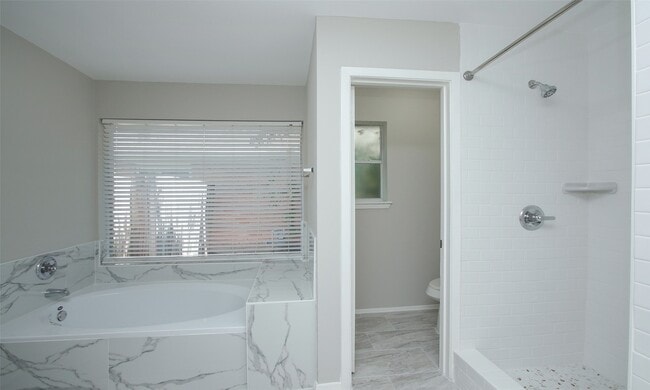 Building Photo - 833 Lakeview Dr