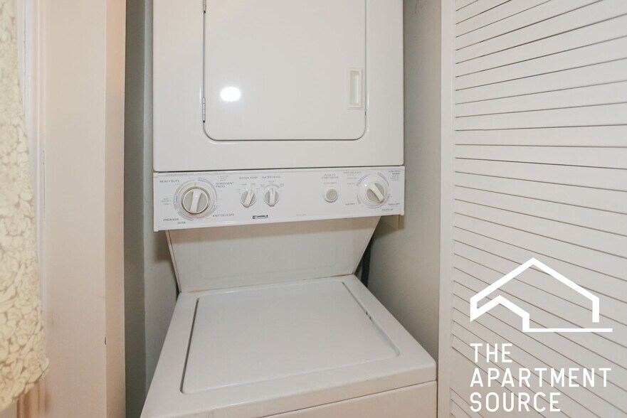 Building Photo - 624 W Roscoe St