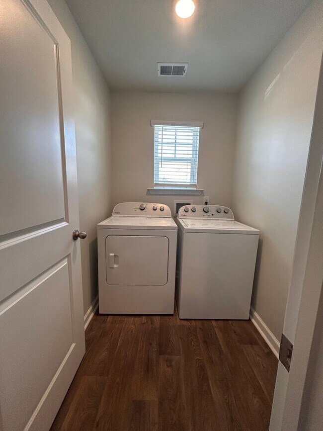 Building Photo - Spacious 3BR/2BA home in the Carnes area!