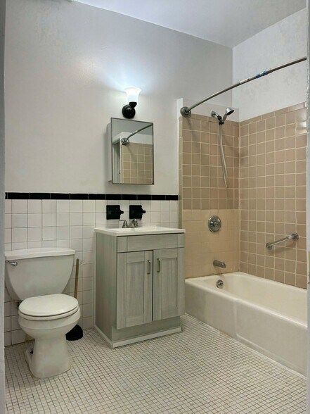 Building Photo - 556 W 161st St