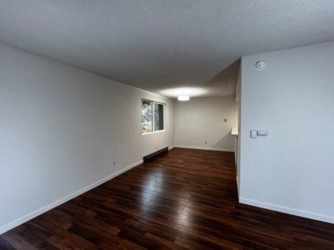 Building Photo - 14525 NE 6th Pl