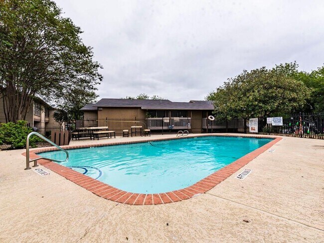 Building Photo - 2124 Burton Dr