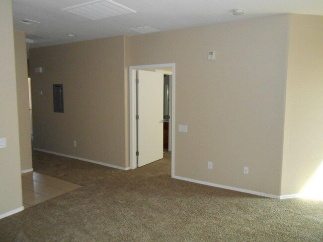 Building Photo - Great Large Condo w/Garage in NW gated Com...