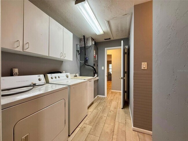 Building Photo - 2328 Cass St