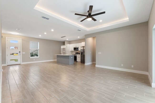 Building Photo - 1057 Sabine Pl