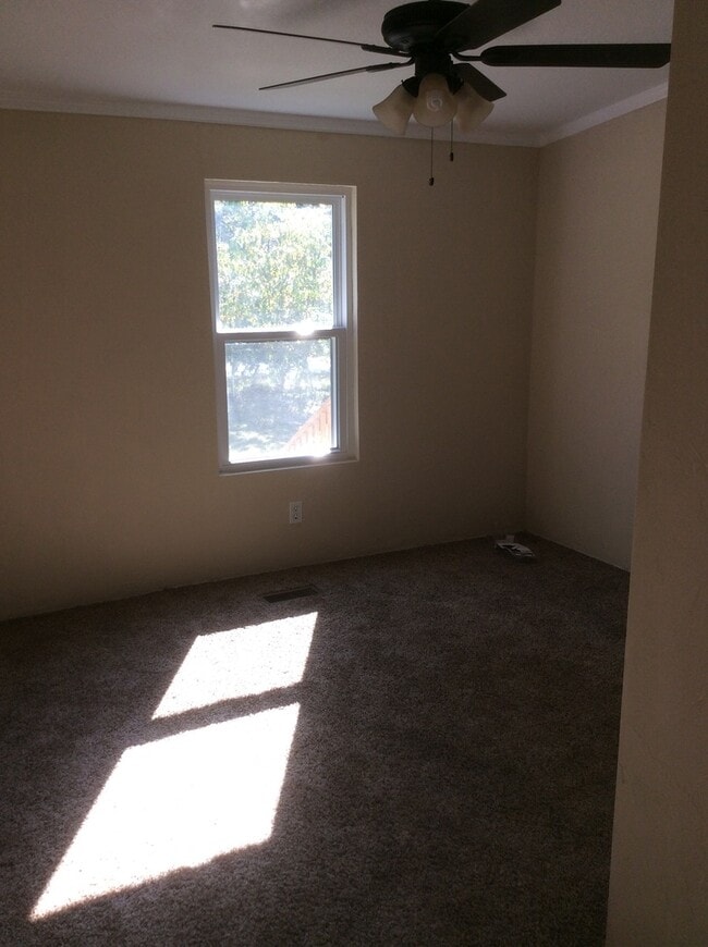 Building Photo - Large 4 Bedroom 2 bath DWMH