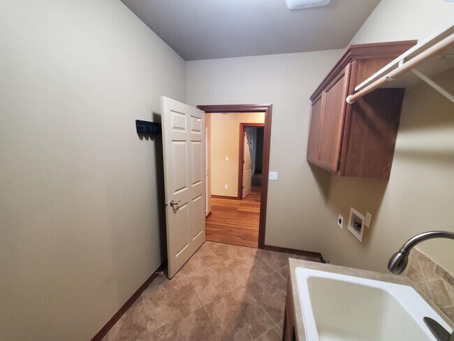 Building Photo - South Kennewick Rambler for rent