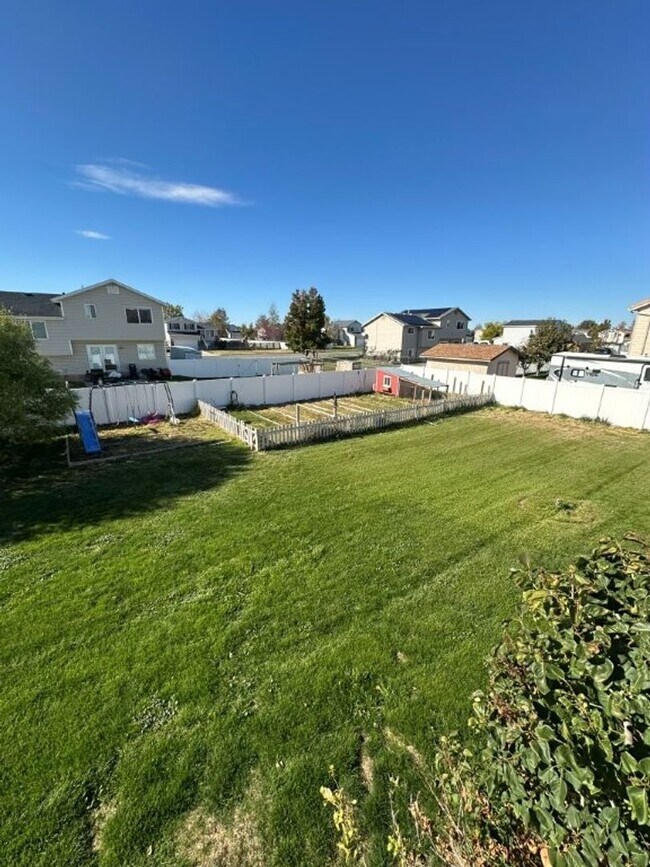 Building Photo - We Buy Christmas! $1000 Amazon Gift Card + Free Rent! 5 Bed 2 Bath Home in Syracuse