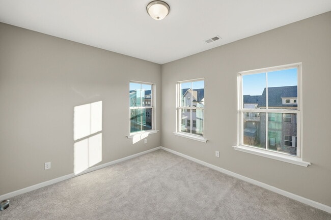 Building Photo - 318 Commons Ave