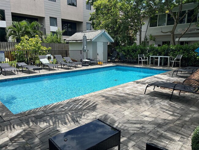 Building Photo - 820 NE 17th Ave