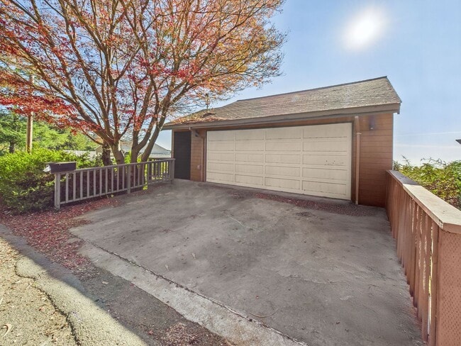 Building Photo - 3325 Brunell Dr