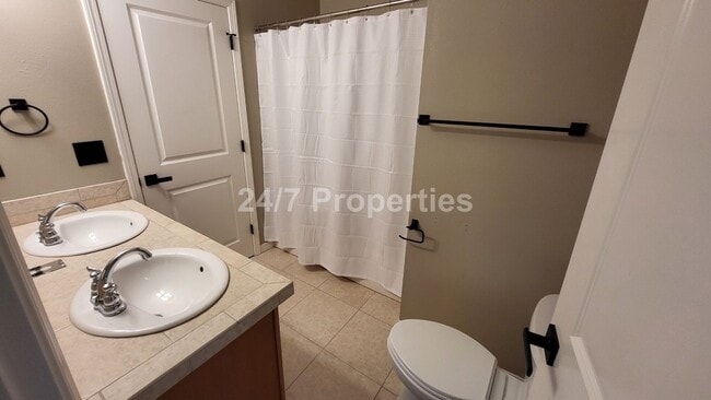 Building Photo - Spacious and Modern 3-Story Townhome - Mol...