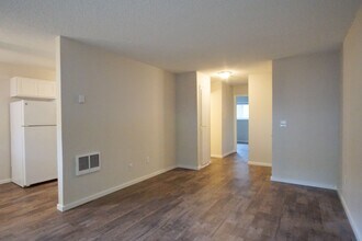 Building Photo - Spacious Ground-Floor One-Bedroom in Desir...