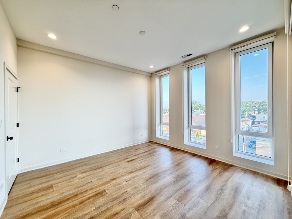 Building Photo - 6340 W Belmont Ave