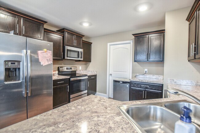 Building Photo - Three Bedroom in Magnolia Place!