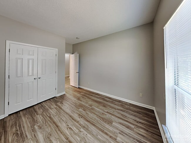 Building Photo - 101 Royal Crest Dr