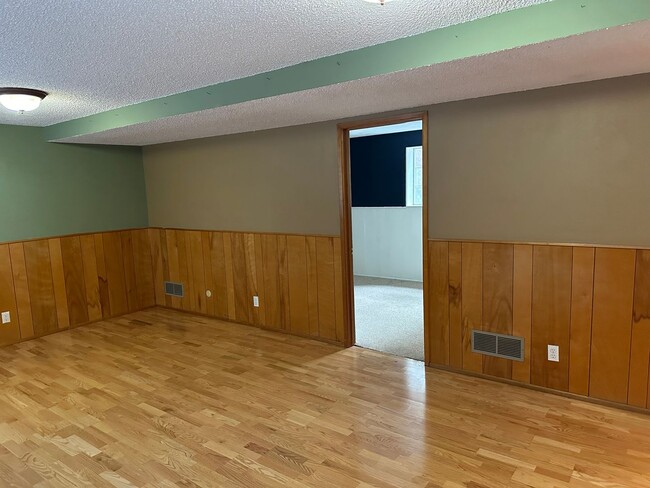 Building Photo - Beautifully updated 4 bedroom 2 bathroom h...