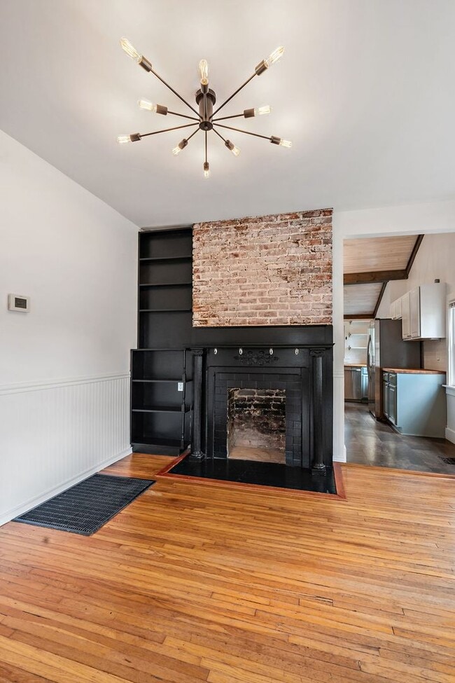 Building Photo - Adorable East Nashville Cottage w/ HUGE Fully-Fenced backyard!