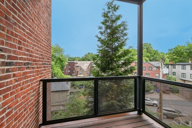 Building Photo - 1471 Beacon St