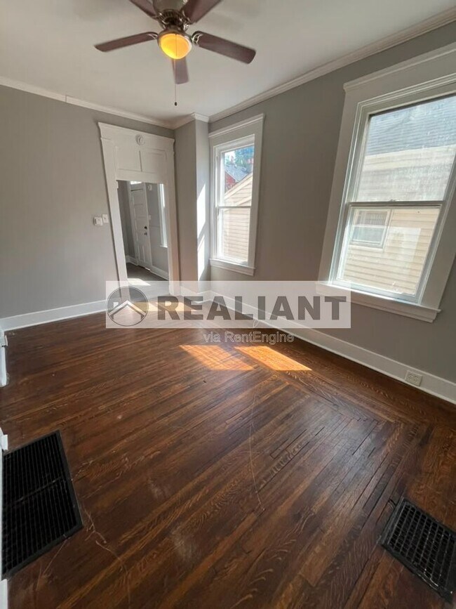 Building Photo - 622 W 12th St