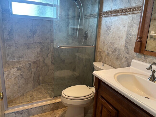 Building Photo - 725 Lori Dr