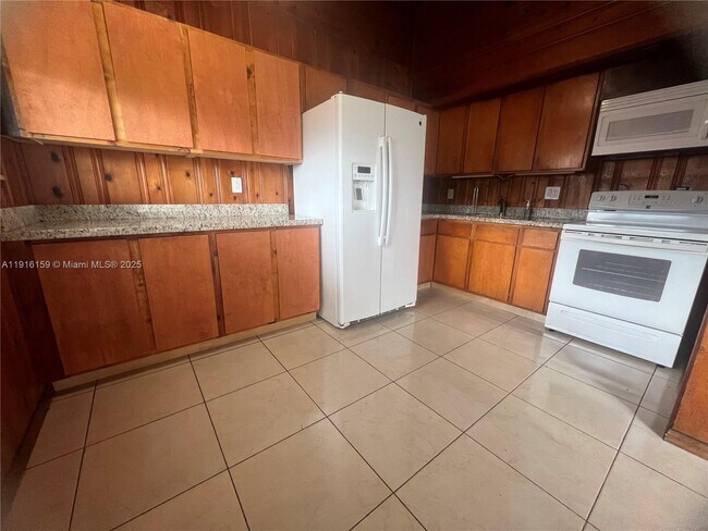 Building Photo - 206 SE 10th St