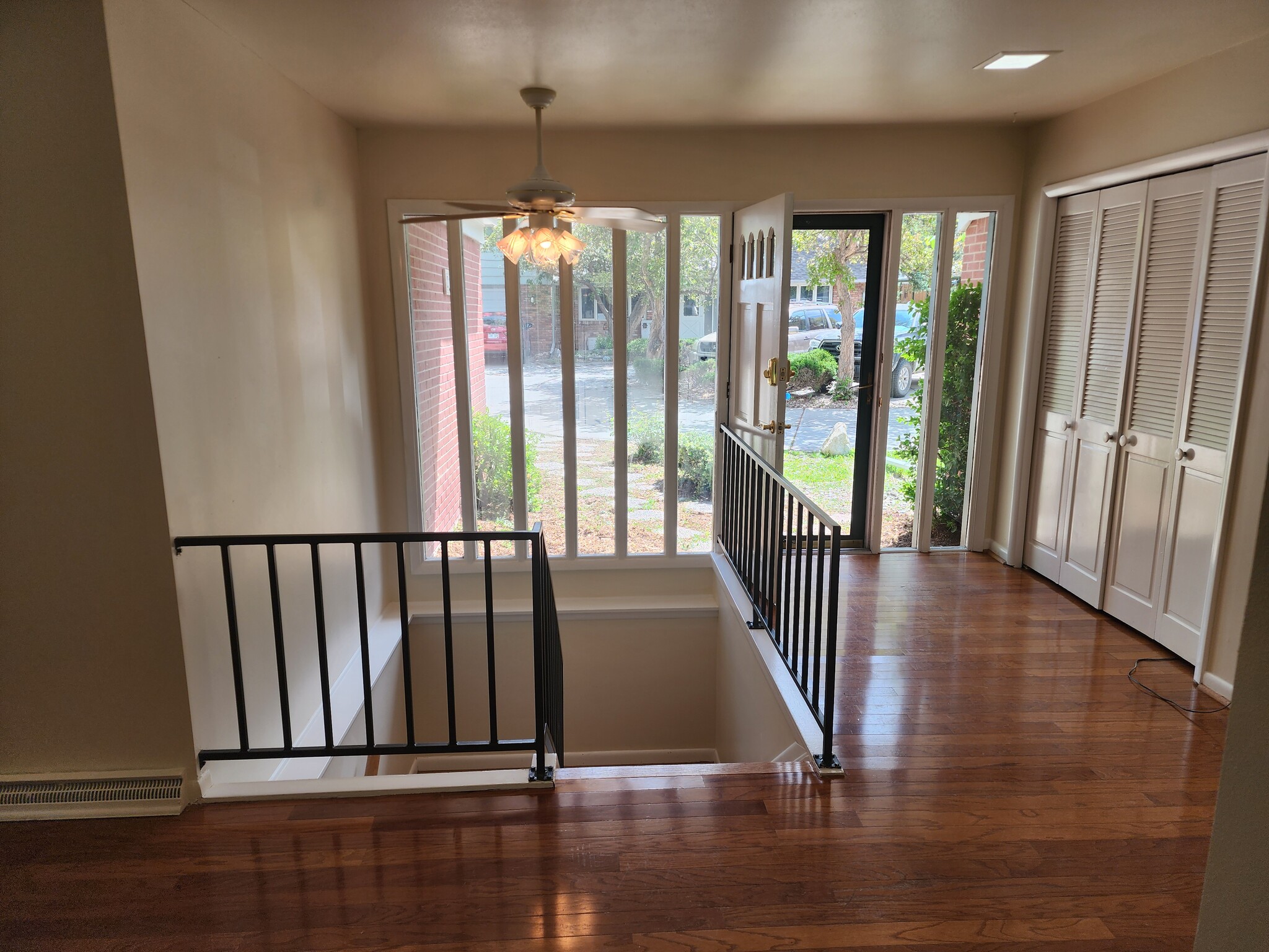 Froont Door, Entry Way, Large Coat Closet - 216 Mohawk Dr