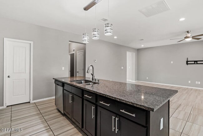 Building Photo - 497 Denim St