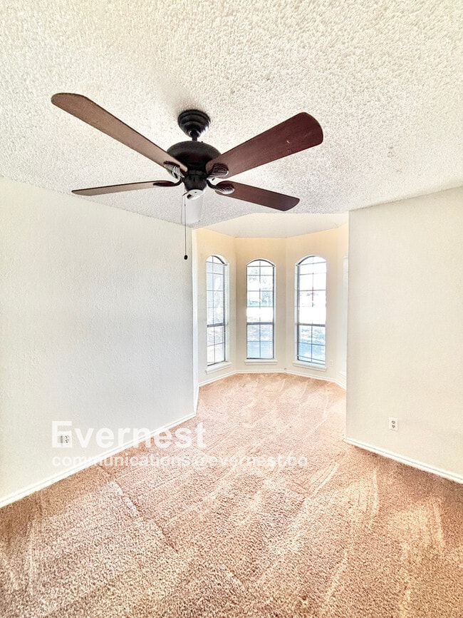 Building Photo - 698 Buttercup Dr