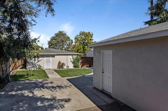 Building Photo - 3360 Warburton Ave